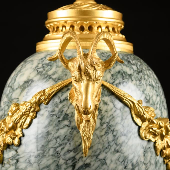 Spektakuläres Paar Marmor- und vergoldete Bronze-Cassolettes im Louis XVI-Stil – Bild 5